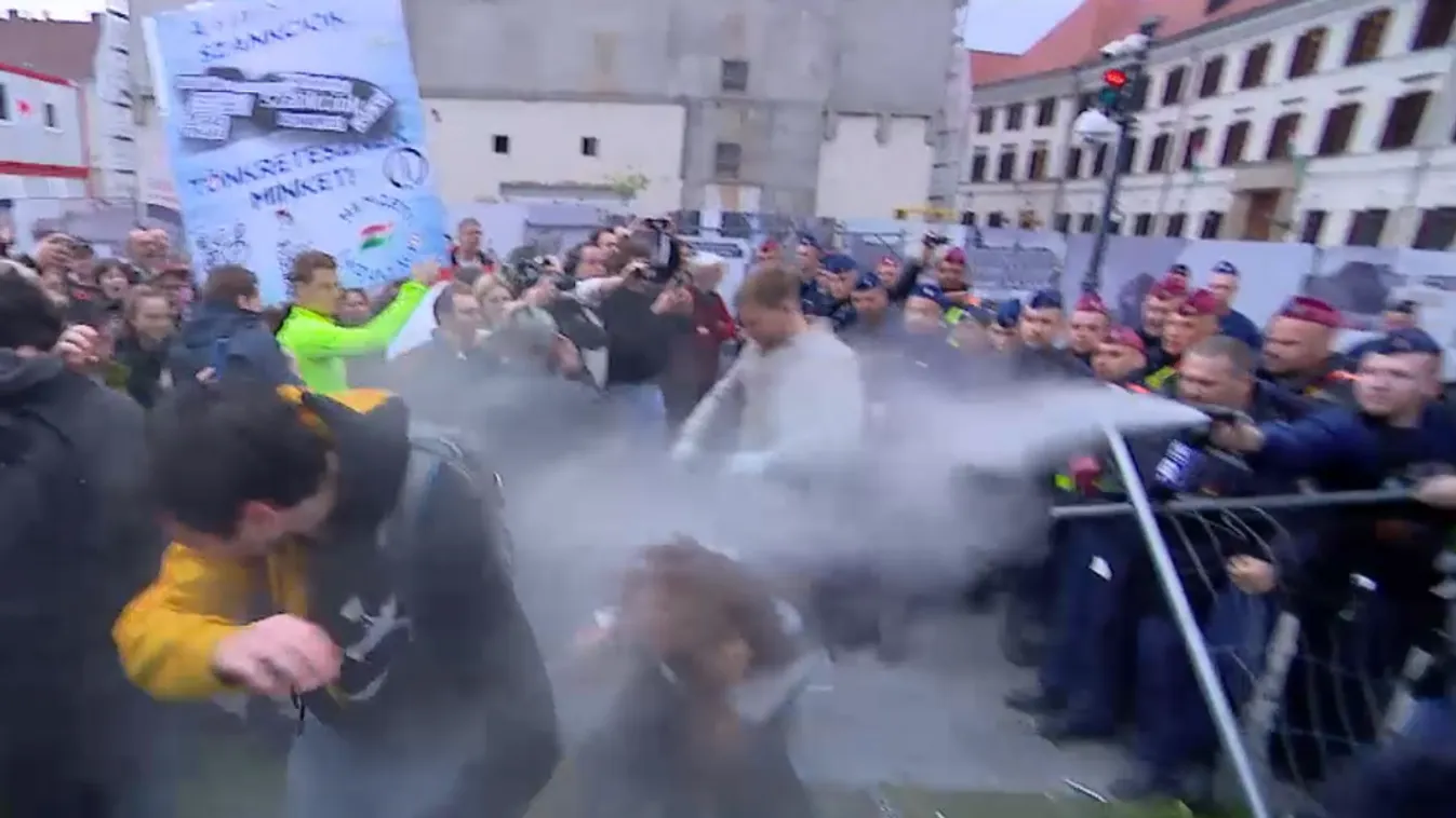 Provokálhatták a rendőröket a Karmelita előtt a kordonbontásnál