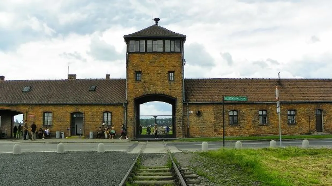 Morawiecki Auschwitzban: Aki közömbös a történelemhamisítással szemben, az bűnrészes