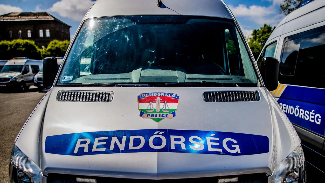 Egy embert a tűzoltók mentettek ki a roncsból Kiskunfélegyházánál