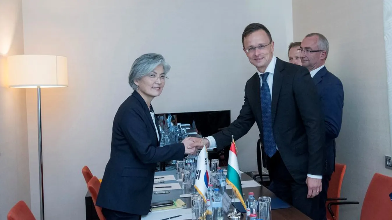 Szijjártó Péter: Példaszerű a magyar és dél-koreai mentőcsapatok együttműködése
