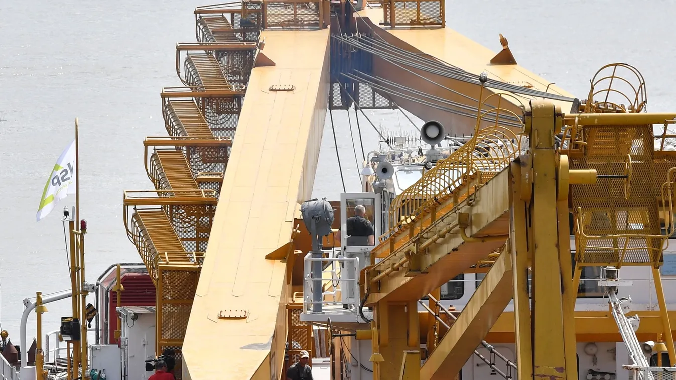 Tovább küzdenek az áradó Dunával