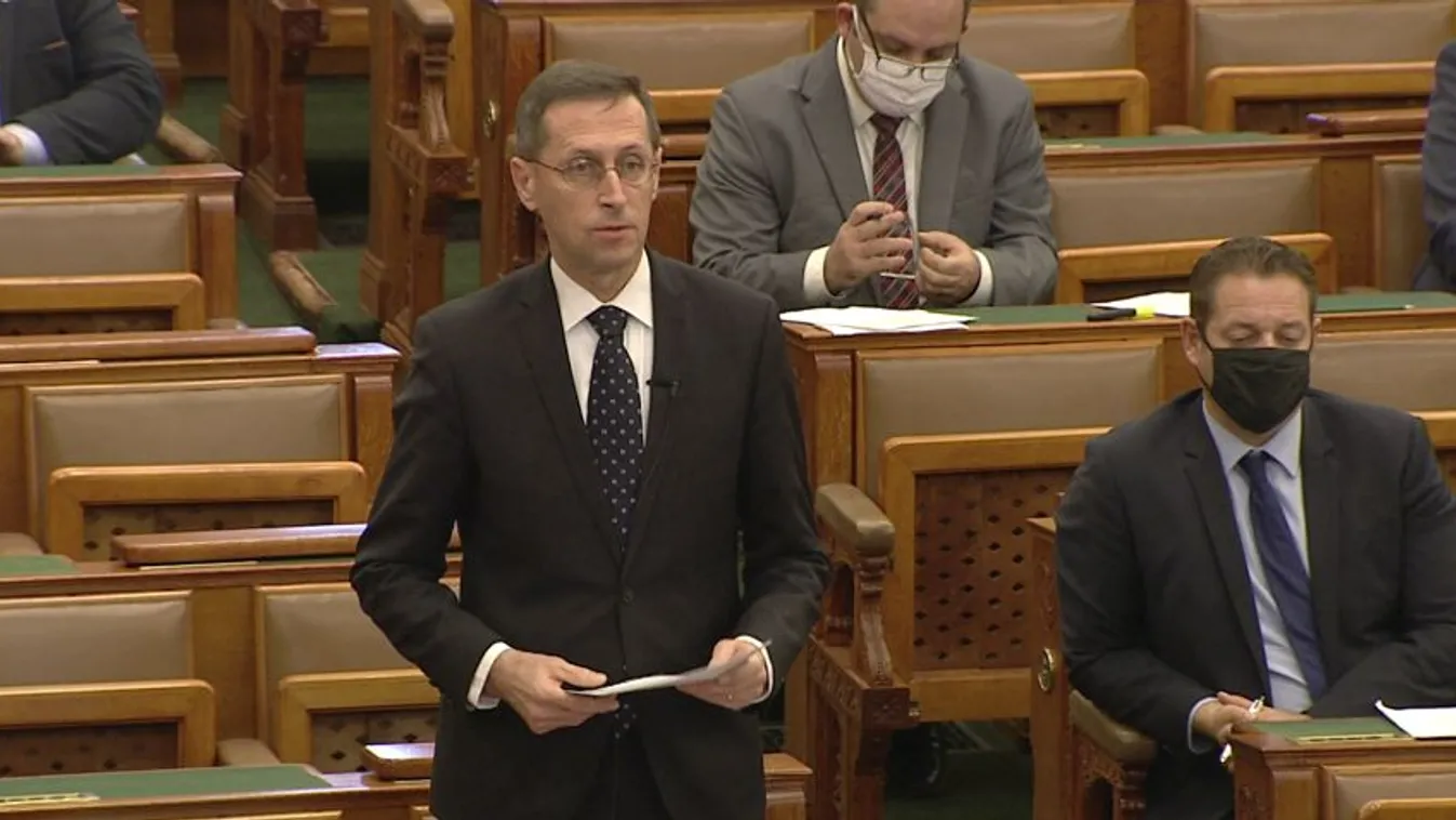 Varga Mihály: A kormány a válsághelyzetben nem a megszorításokkal és nem az adóemelésekkel él