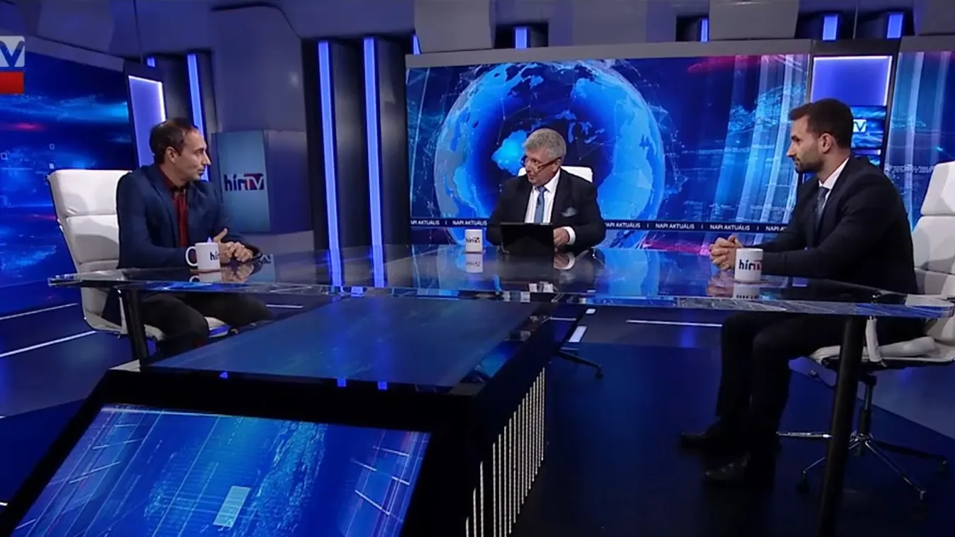 A Demokratikus Koalíció aktivistái seprűkkel vonultak Orbán Viktor hivatalához + videó