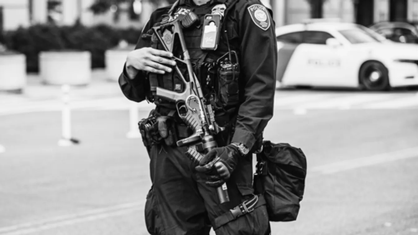 New York Post: A fehér emberekre vonatkozó "utasításokat" tartalmazó táblát helyeztek ki a George Floyd-térre