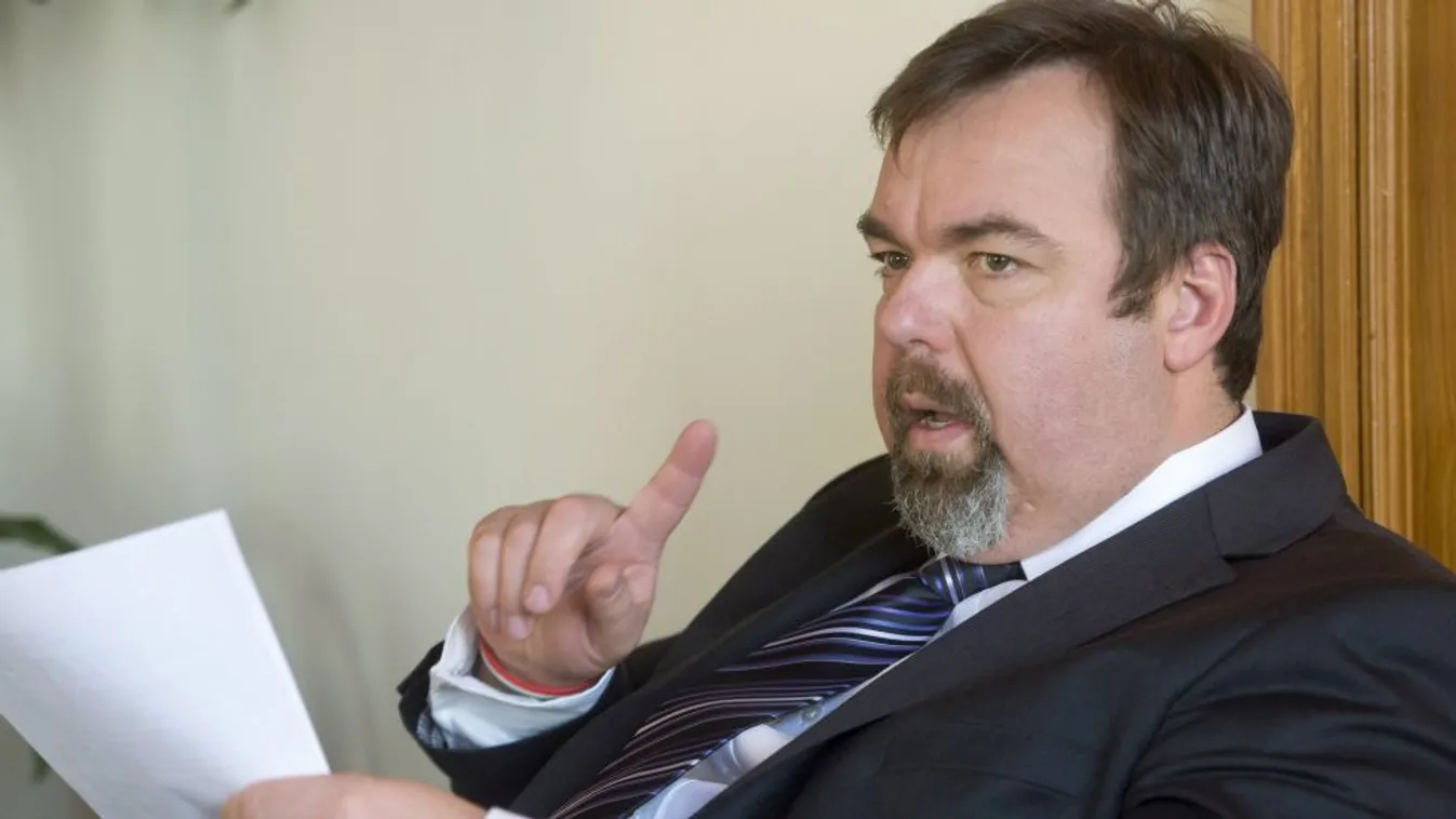 Kirúgták L. Simont