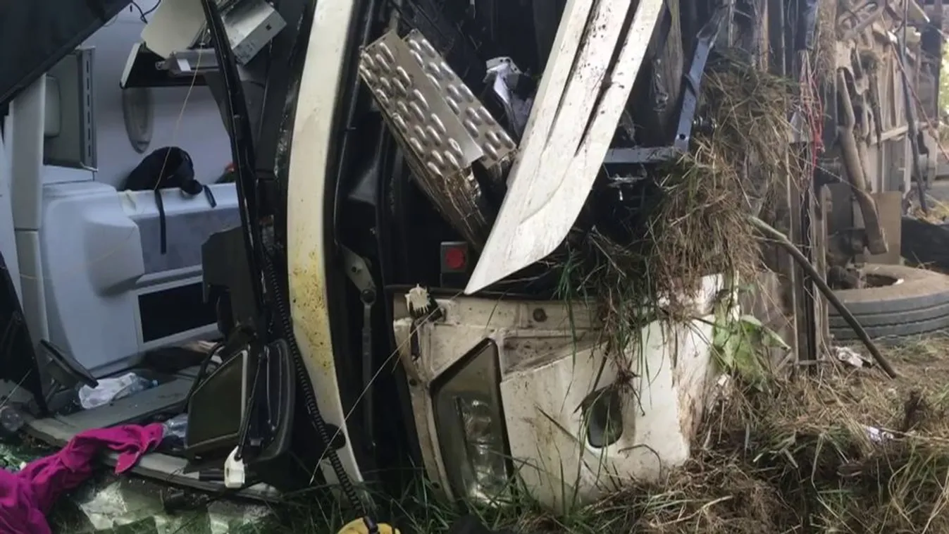 Horvátországban nyaraló magyar turistákat szállított a felborult busz