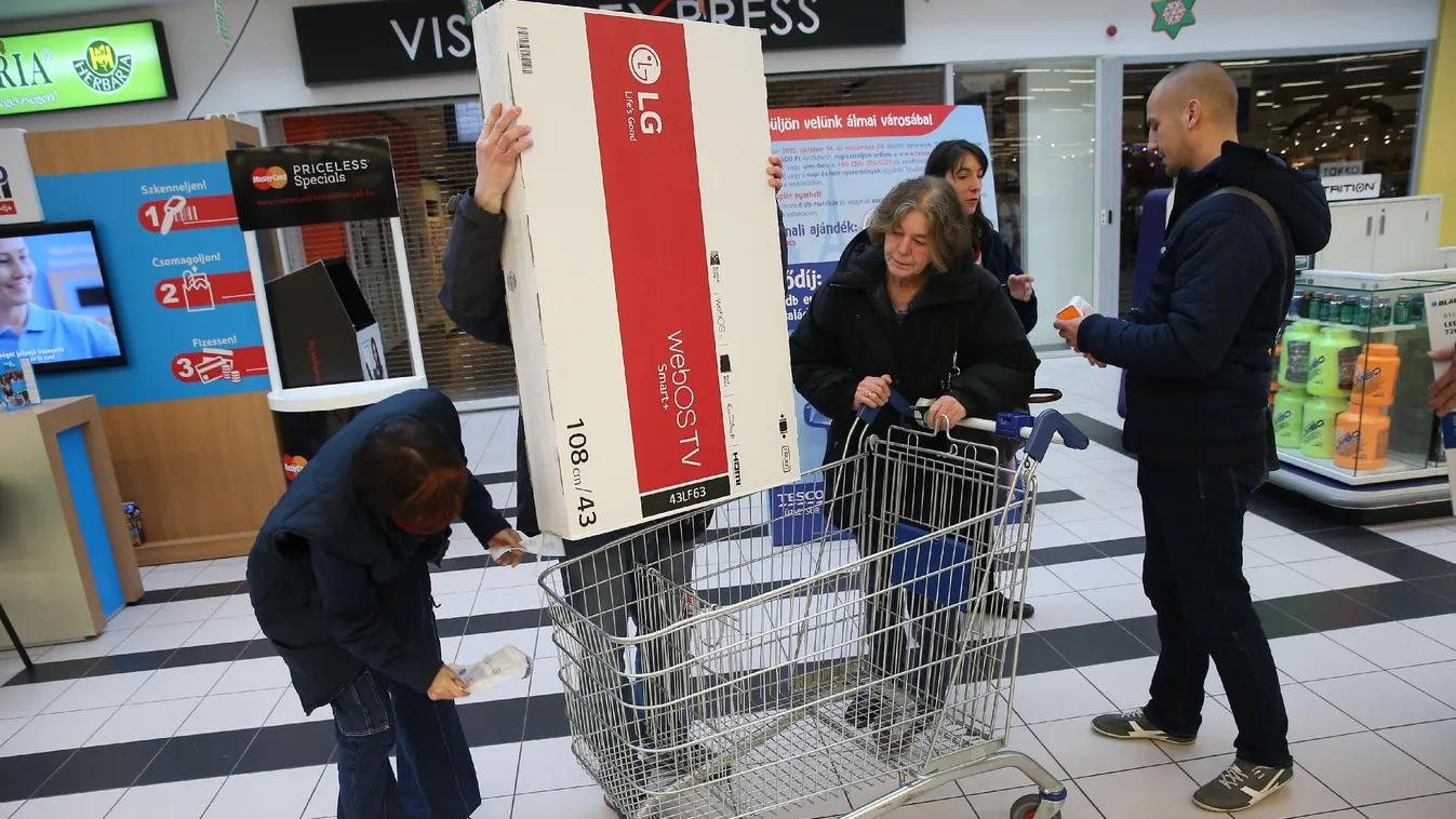 Kinyitottak az üzletek, mindenhol tömeg volt