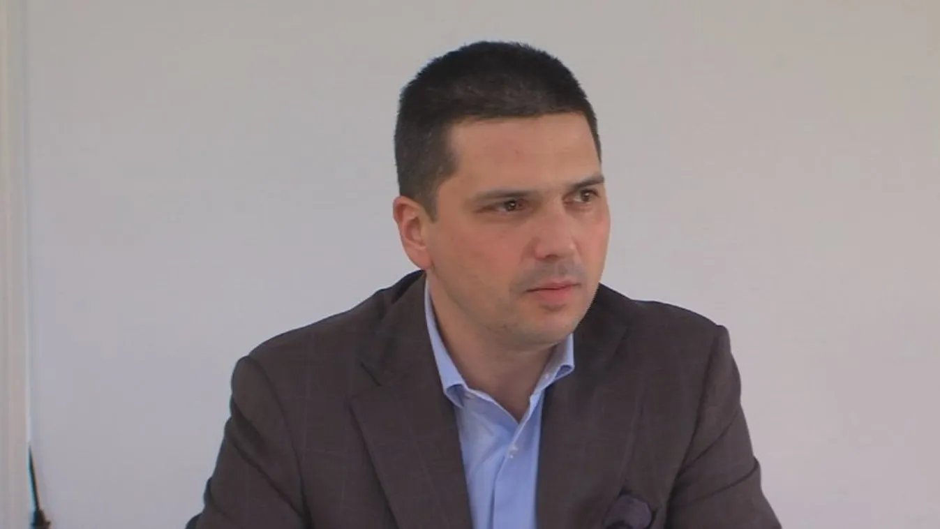 Öt perc nyilvánosságot engedett az államtitkár