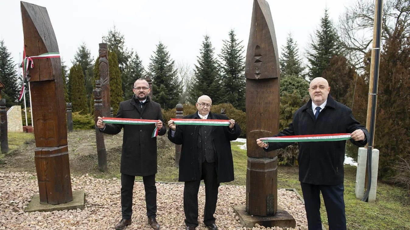 Kopjafát állítottak a Magyar falu program tiszteletére