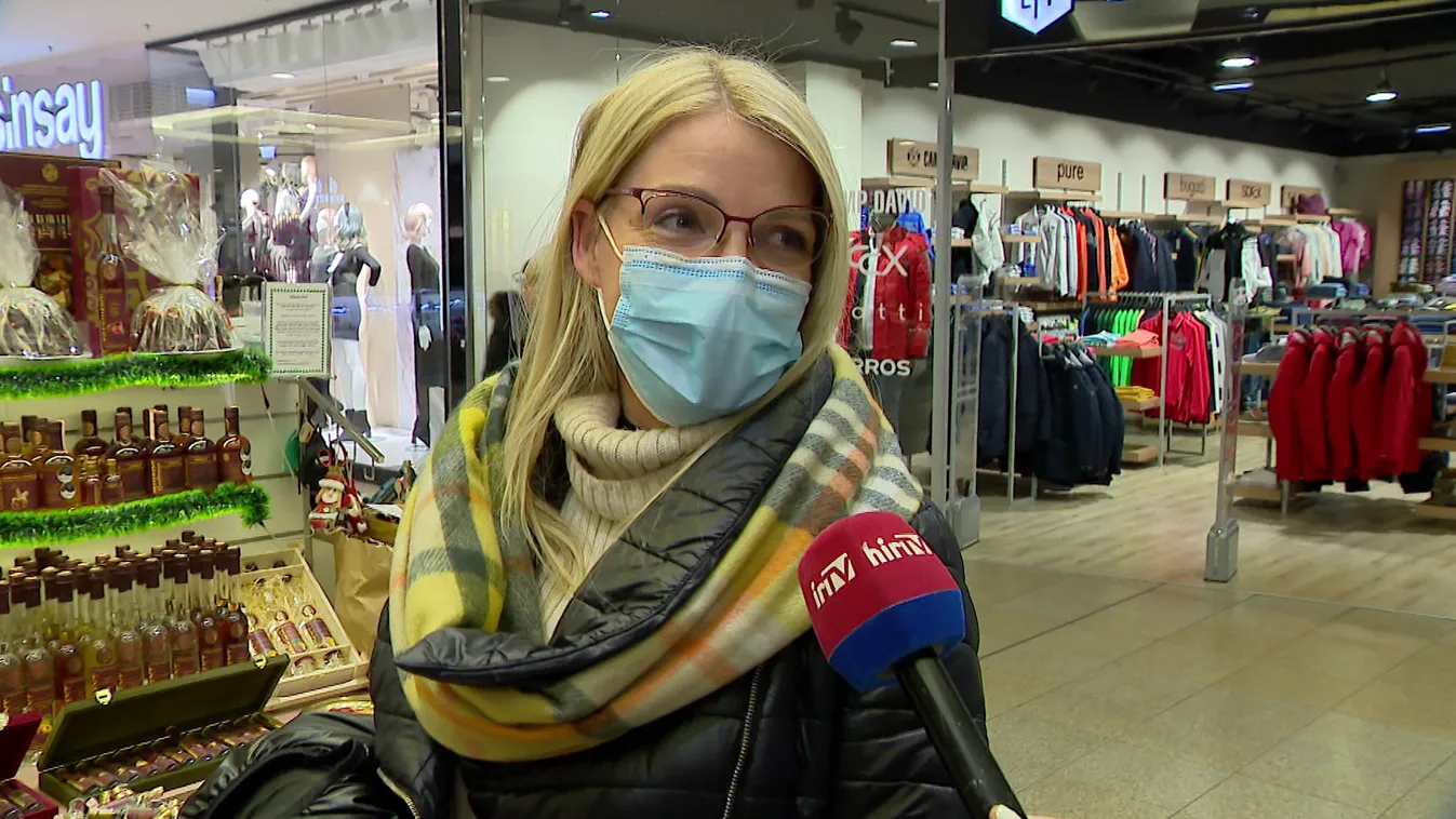 Megrohamozták az üzleteket a vásárlók egy nappal karácsony előtt