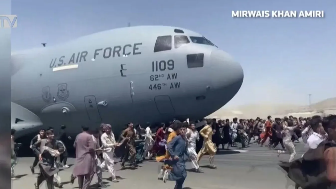 Továbbra is káosz uralkodik a kabuli repülőtéren