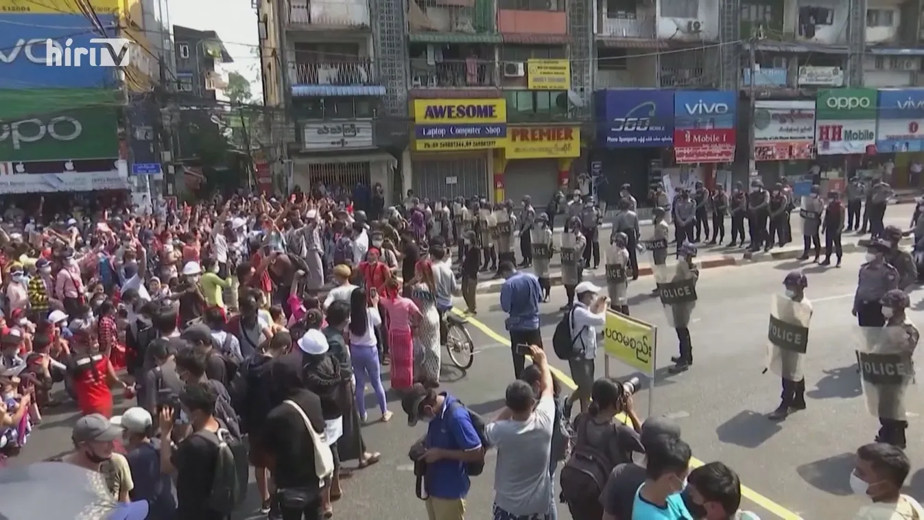 Letiltották az internetet Mianmarban, ismét ezrek vonultak az utcákra