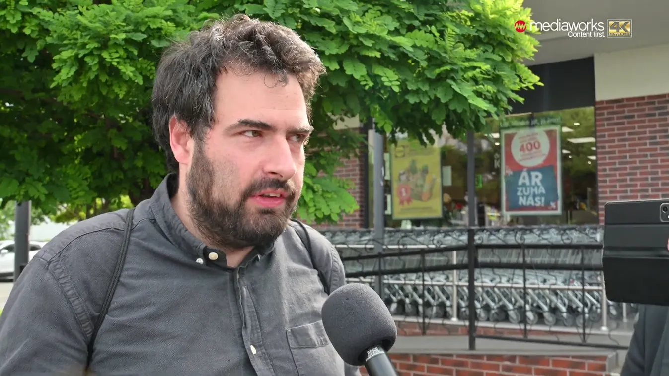 A Szikra tagjai tüntettek a közgyűlésen, majd megnémultak + videó