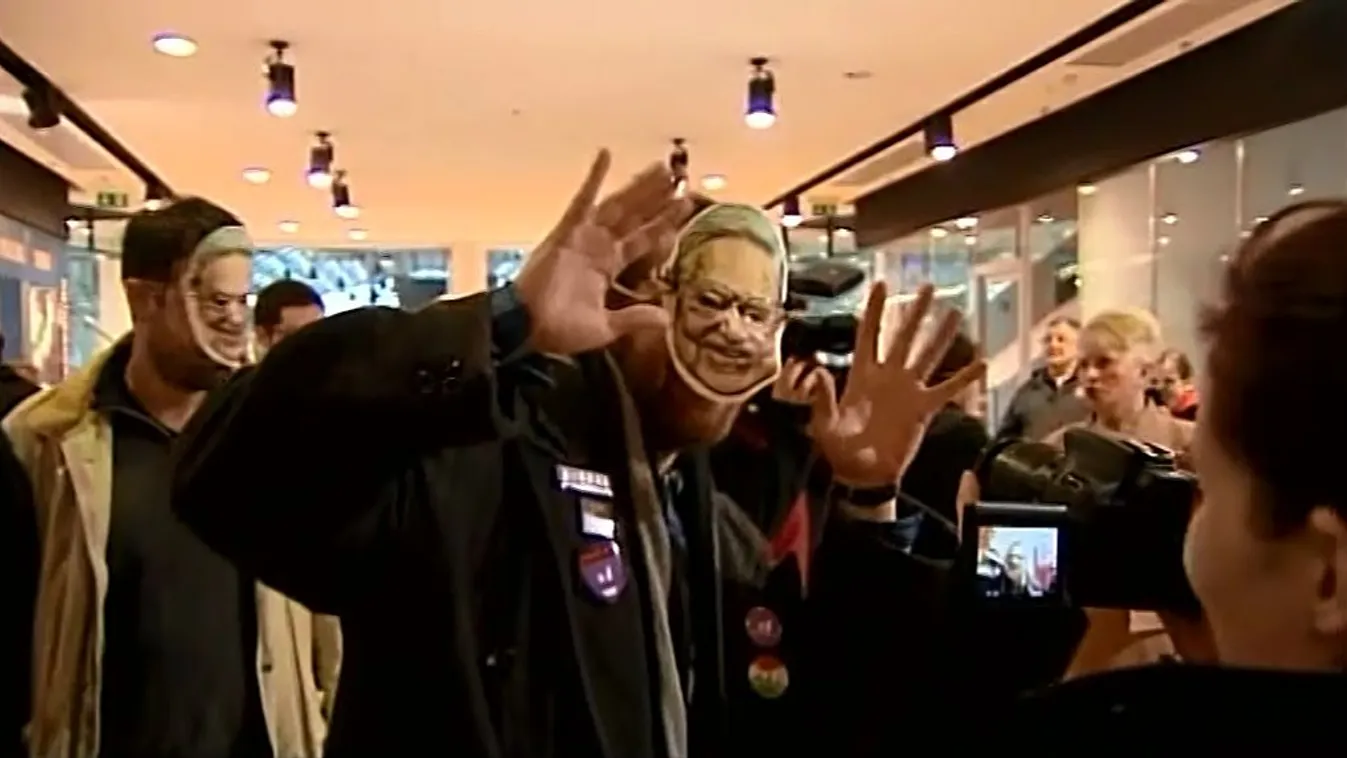 A biztonsági őrök vezették ki a Soros-maszkos momentumosokat