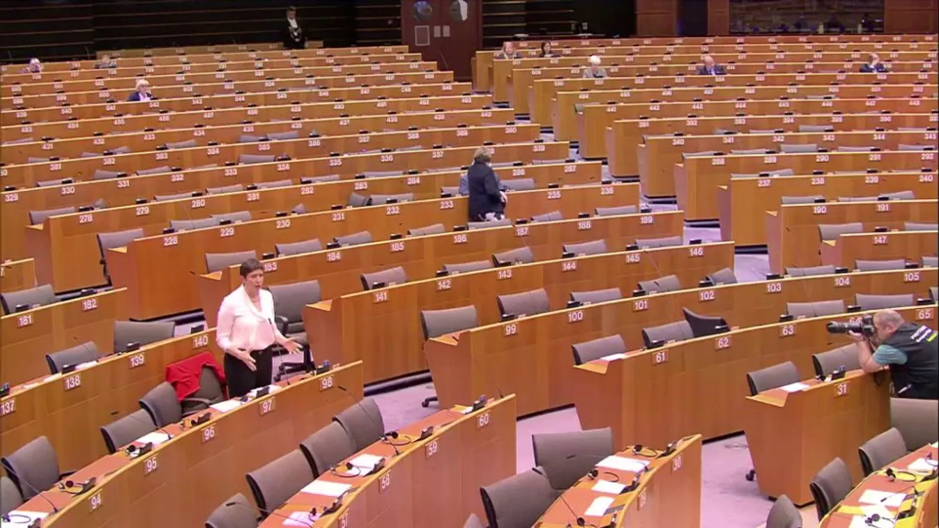 A sötét középkortól és a papok hatalmától retteg Dobrev Klára