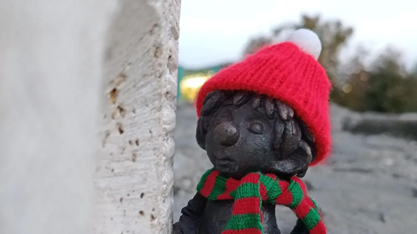 Ruhát kapott Kolodko esztergomi miniszobra