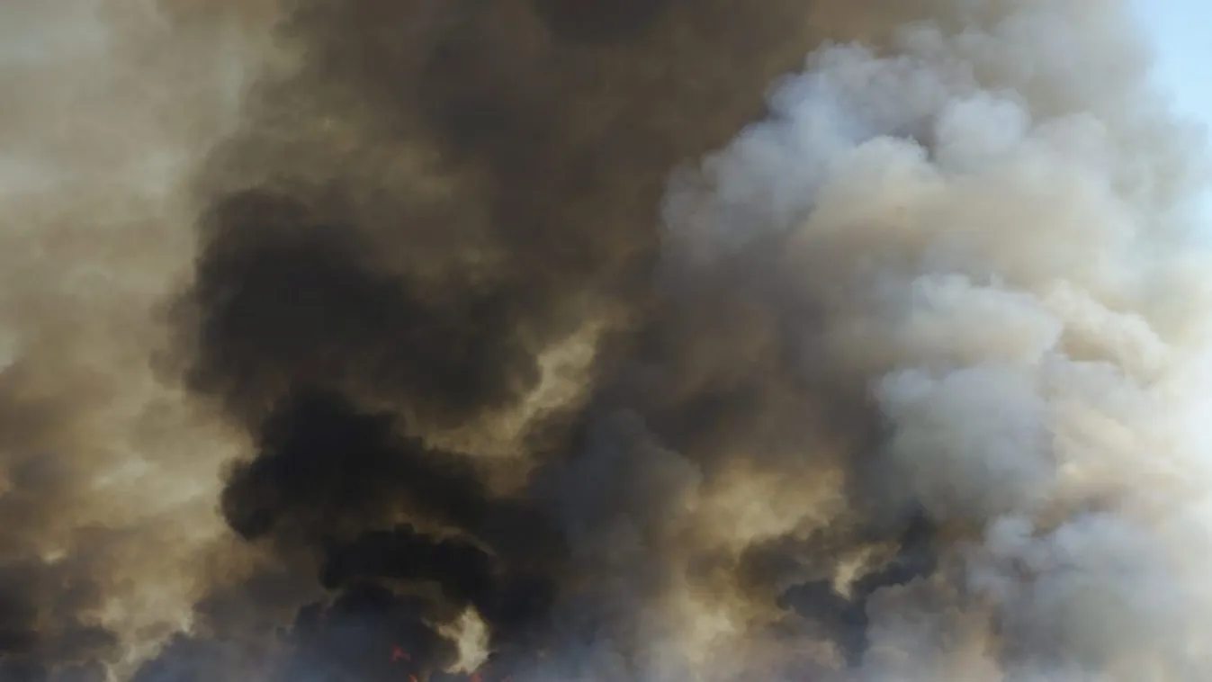 Több ezer négyzetméteren ég egy hulladékfeldolgozó Gyálnál