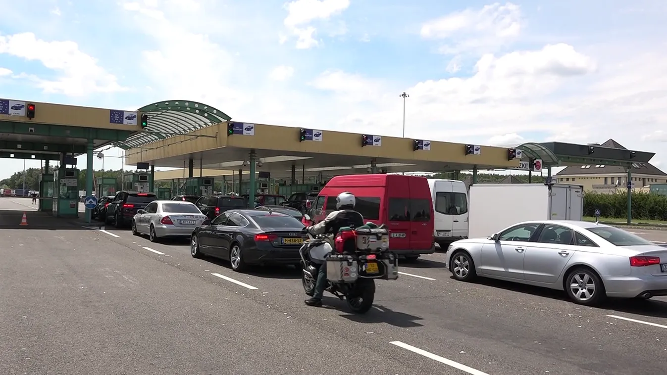 Többórás várakozásra kell készülni a röszkei autópálya-határátkelőhelyen