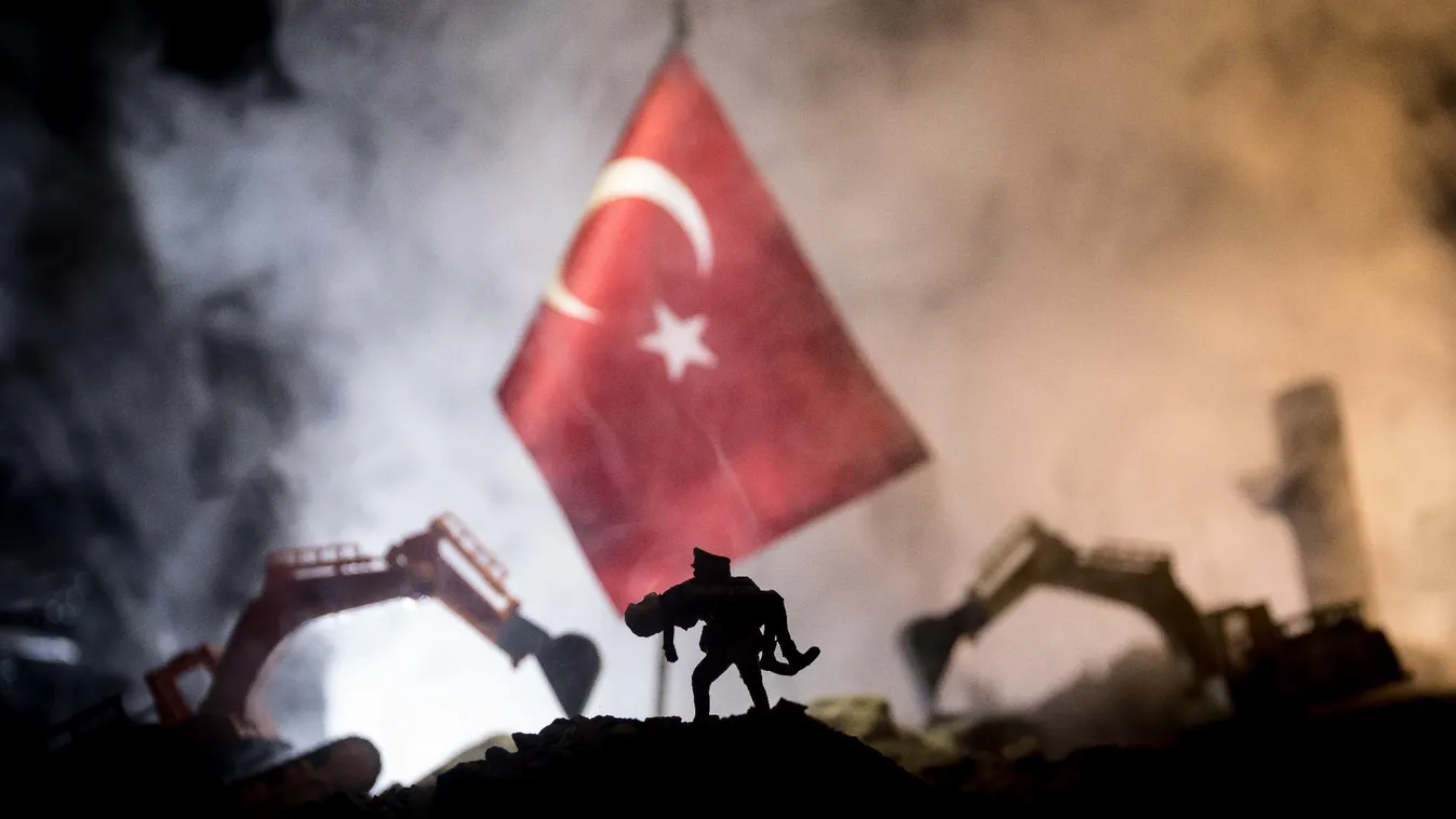 Több mint 160 órával a földrengés után kimentettek egy férfit a romok alól