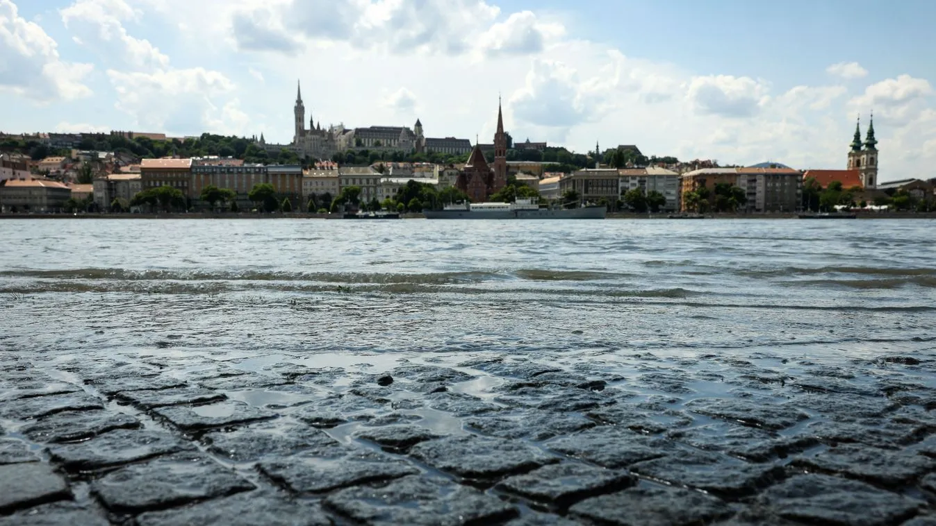 A dunai árhullám tetőzése után szombatra elhagyta az országot