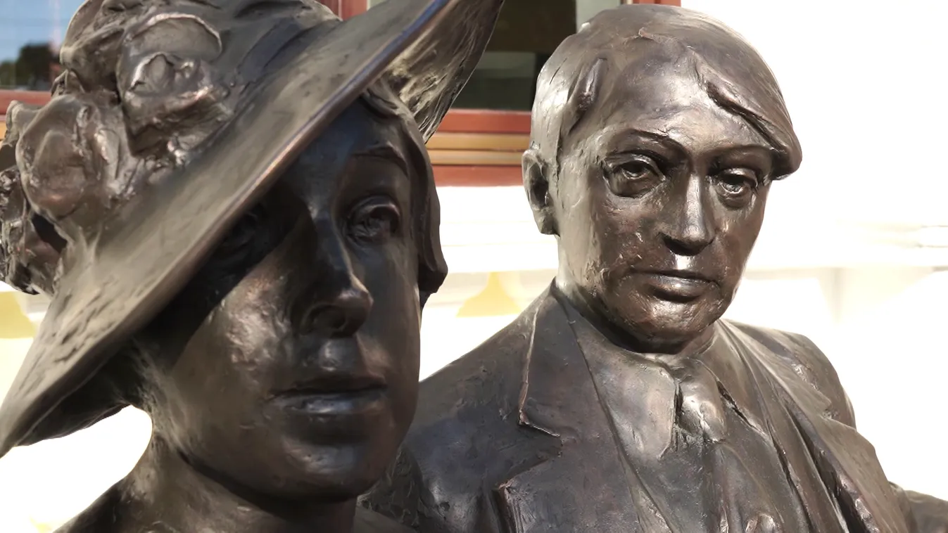 Adyt és Lédát ábrázoló életnagyságú szobrot avattak fel Nagyváradon + videó