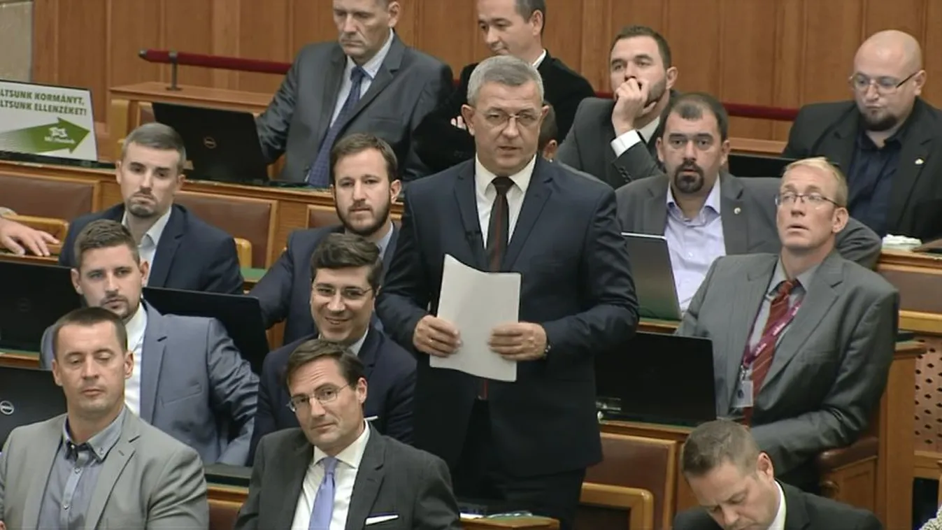 A luxust kérte számon a kormányfőn, pedig maga is élhetett vele