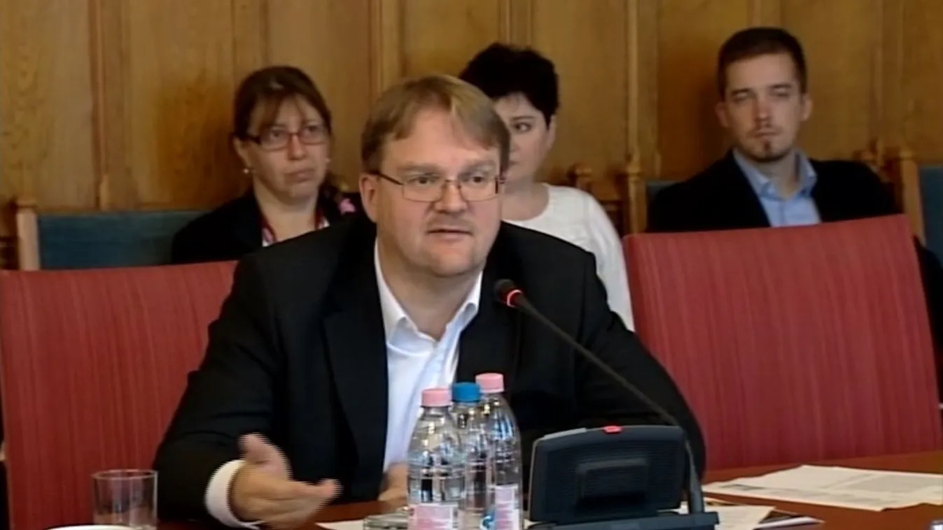 Nem fogják vizsgálni a Fidesz 2010-es plakátköltéseit