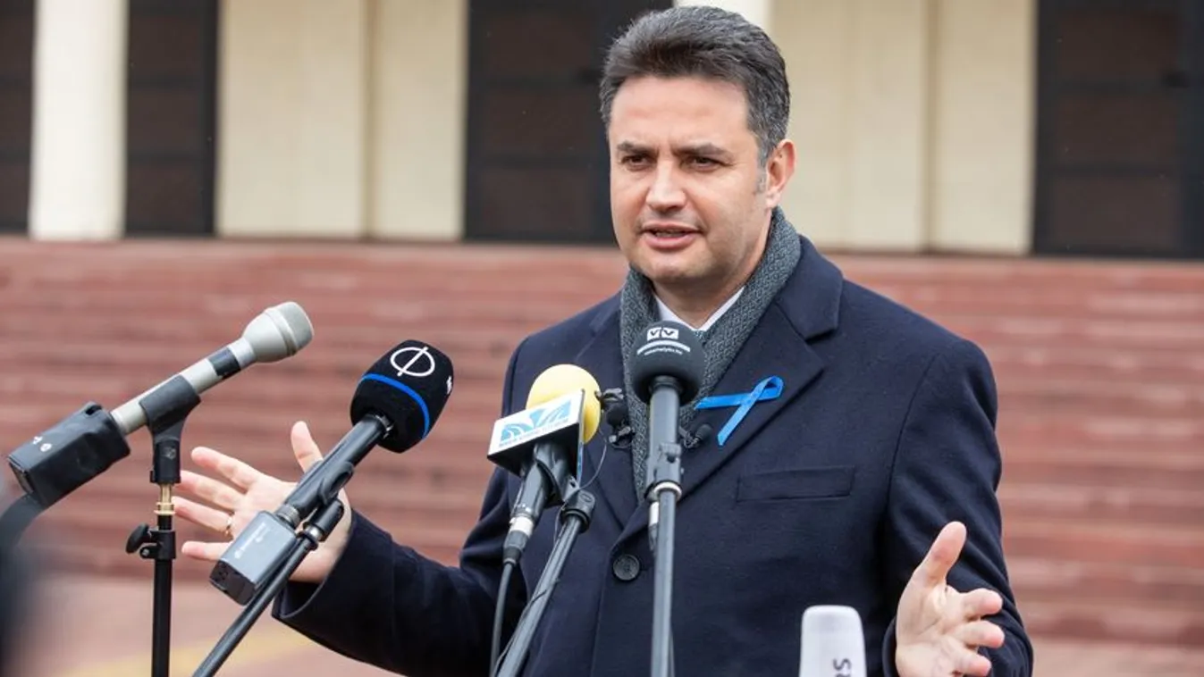 Márki-Zay kampányába is továbbgurultak Karácsonyék pénzkötegei