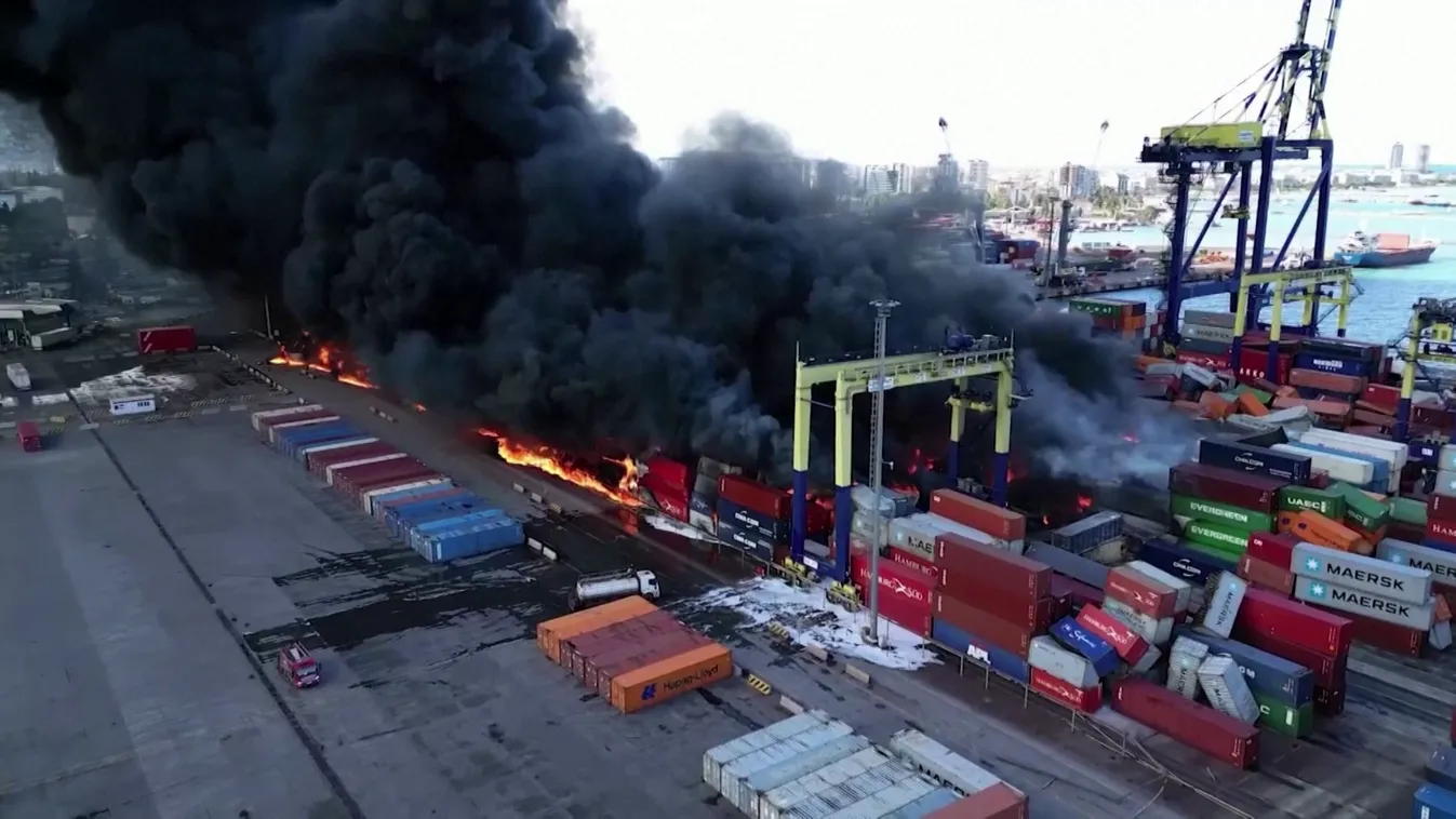 Lángol egy kikötő a földrengés következtében