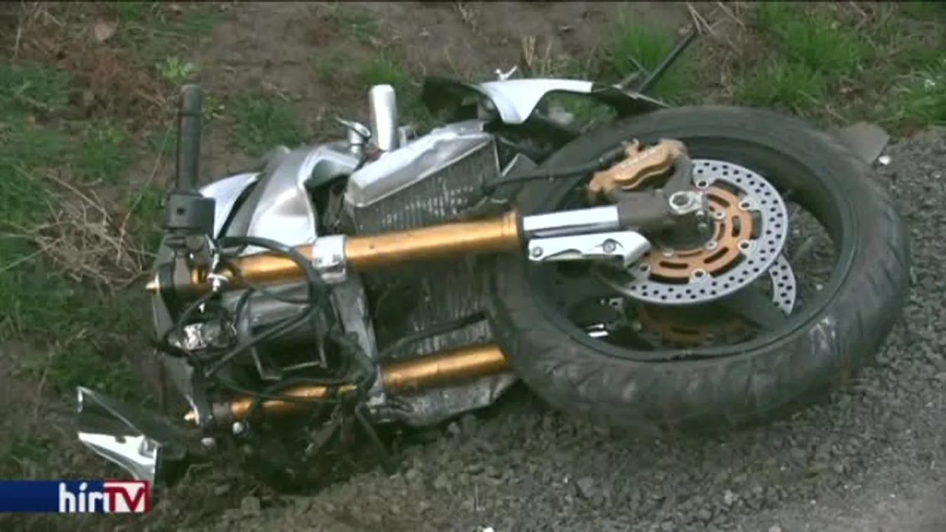 Frontálisan ütközött a motoros