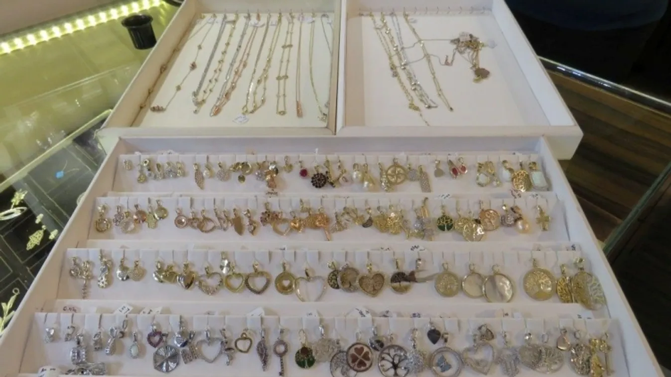 Tálcával vitte volna az ékszert