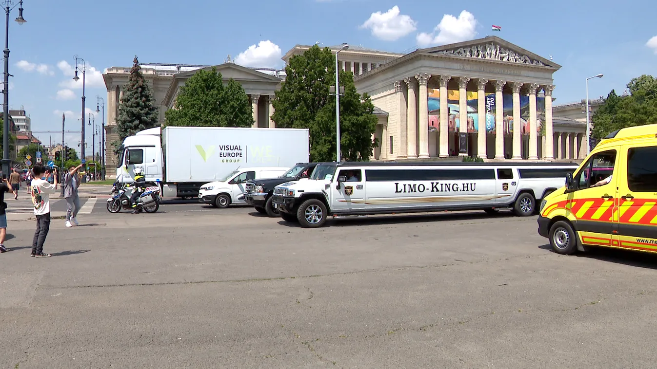 Jótékonysági limuzinos felvonulás hátrányos helyzetű gyerekeknek