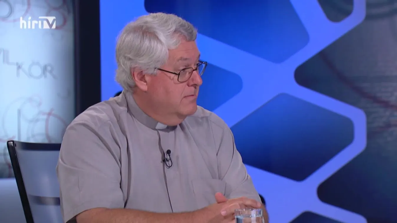 Osztie atya: Kikérem magamnak, hogy a magyar zászló mellé odarakják a buzi zászlót