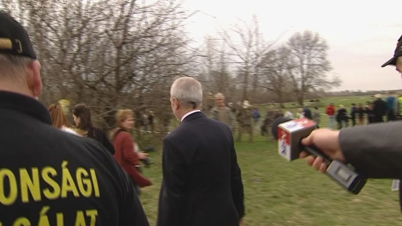 A biztonsági szolgálat menekítette ki Czerván Györgyöt a kérdések elől