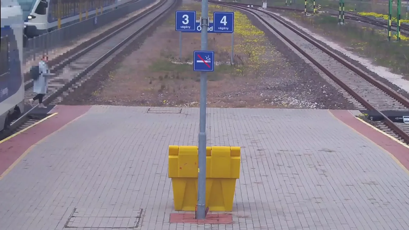 Horrorisztikus felvételen, ahogy egy fiatal lány a vonat elé lép