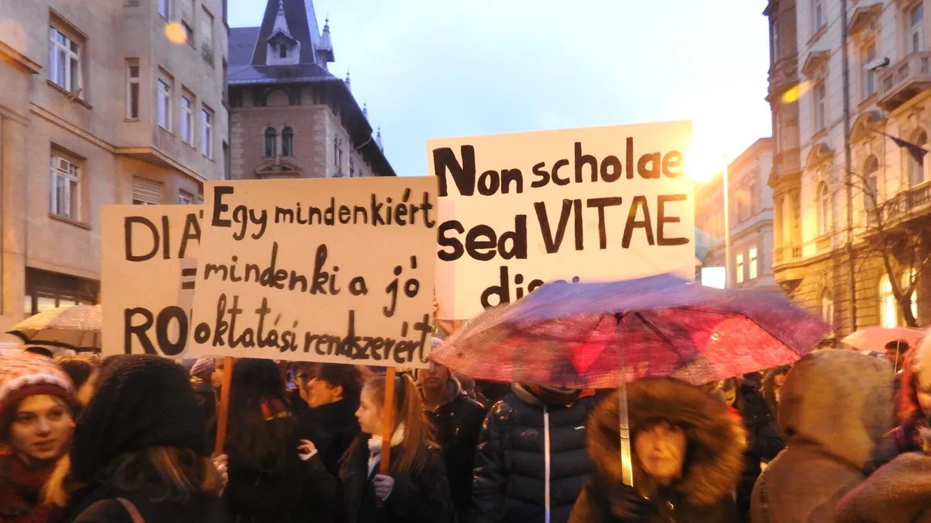 Megint tüntetnek a diákok