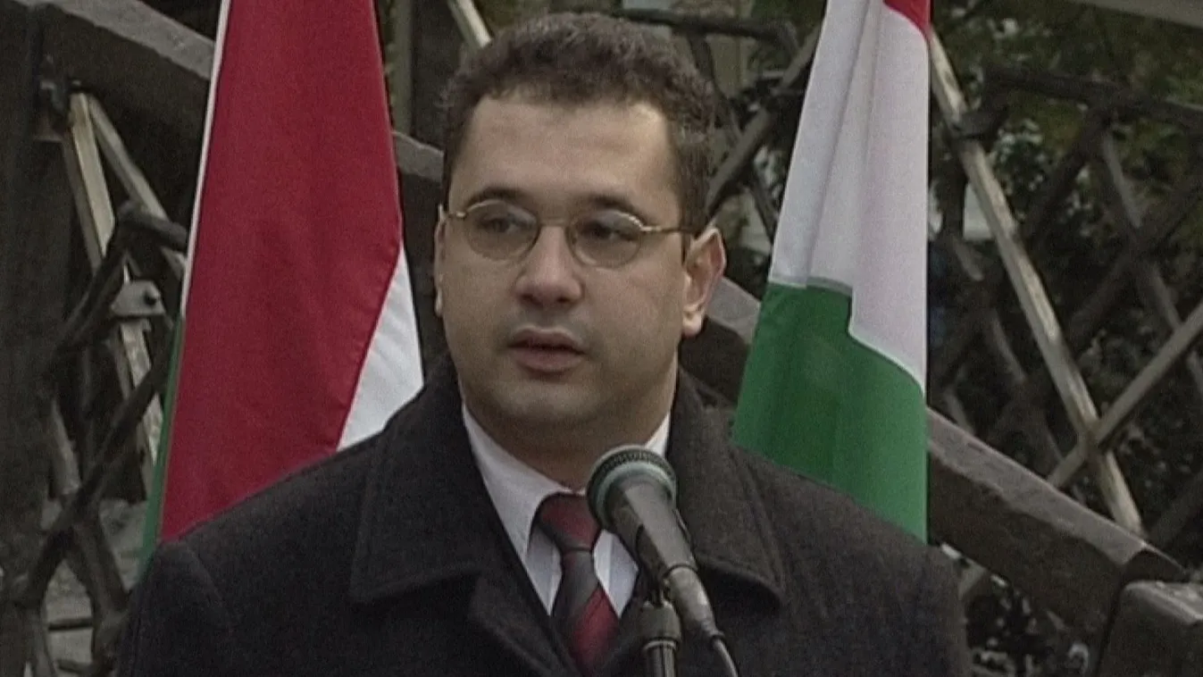 Főhős: A „mindenhez is értő” Arató Gergely