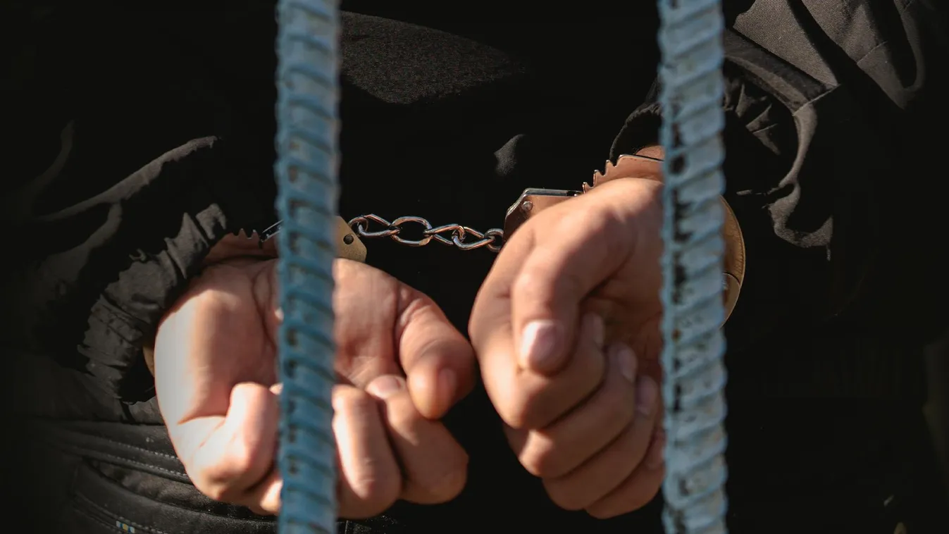 Az iskolaőrt és diáktársát is megtámadta a pápai fiatal