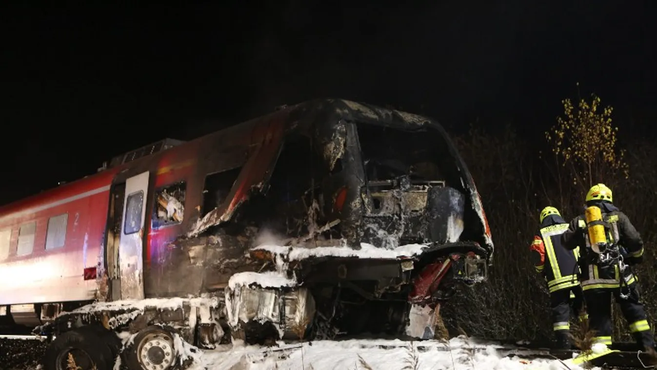 Fékezés nélkül rohant a katonai járműbe a vonat