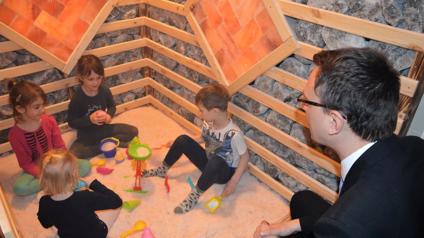 Már a szülők kérik a politikusokat, hogy hagyják ki a gyerekeket a kampányból