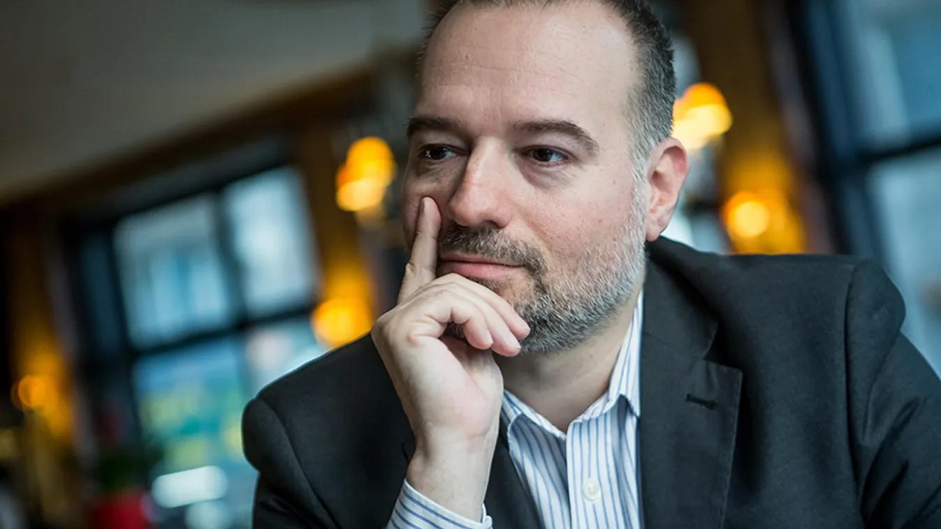 Kirúgták Lattmannt a szexista üzenetek miatt