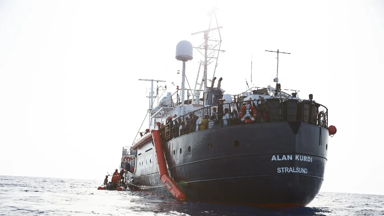Kikötési engedélyt kapott Olaszországtól egy migránsokat szállító német hajó