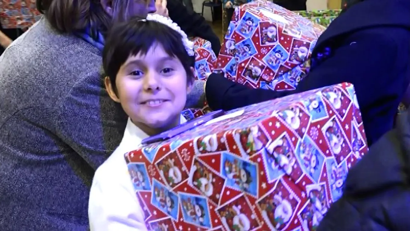 Állami gondozott és nevelőszülőnél élő gyermekeket ajándékoztak meg