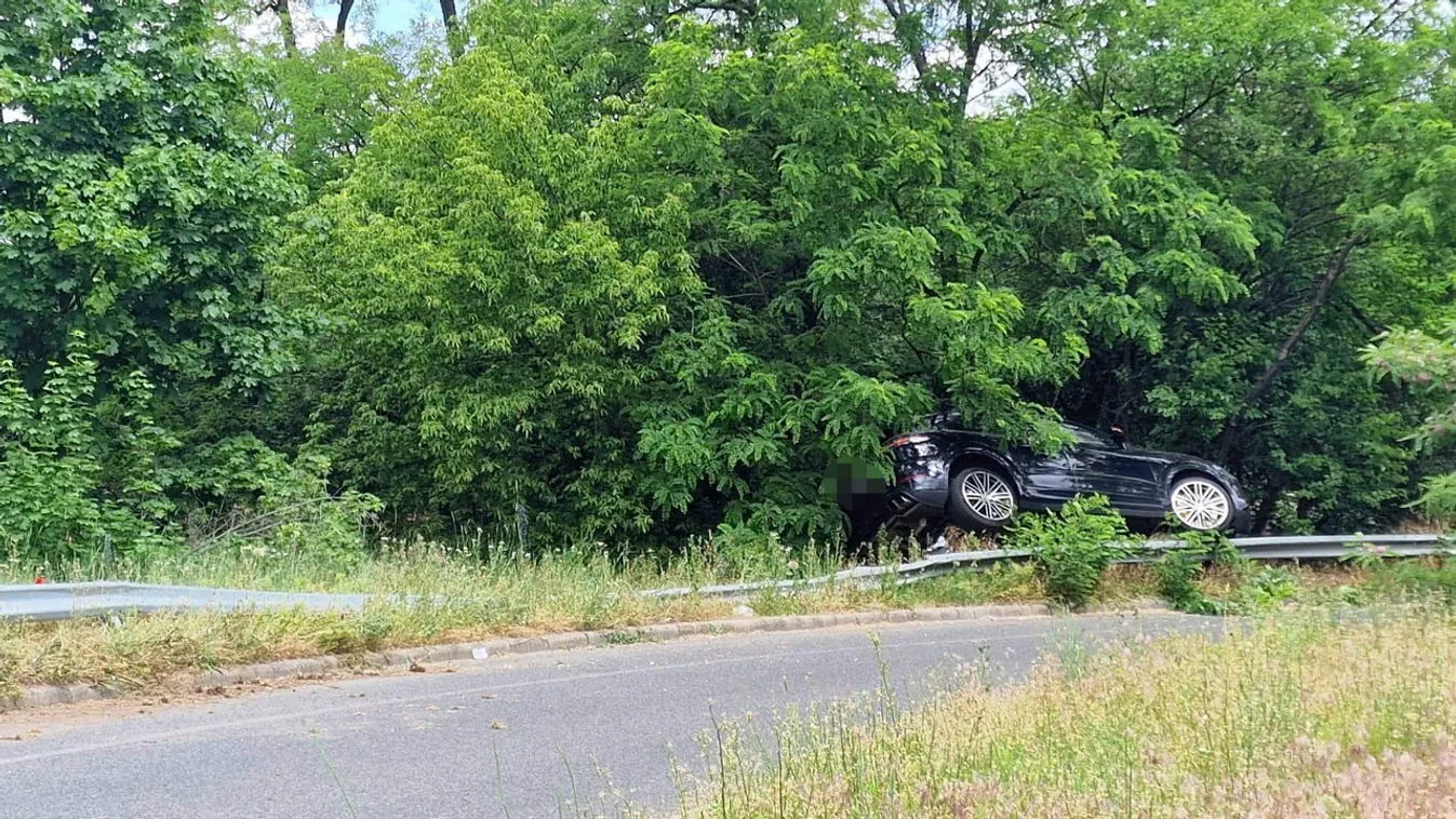 Felmászott a szalagkorlátra a lehajtón kisodródó Porsche Cayenne a Gyáli úton
