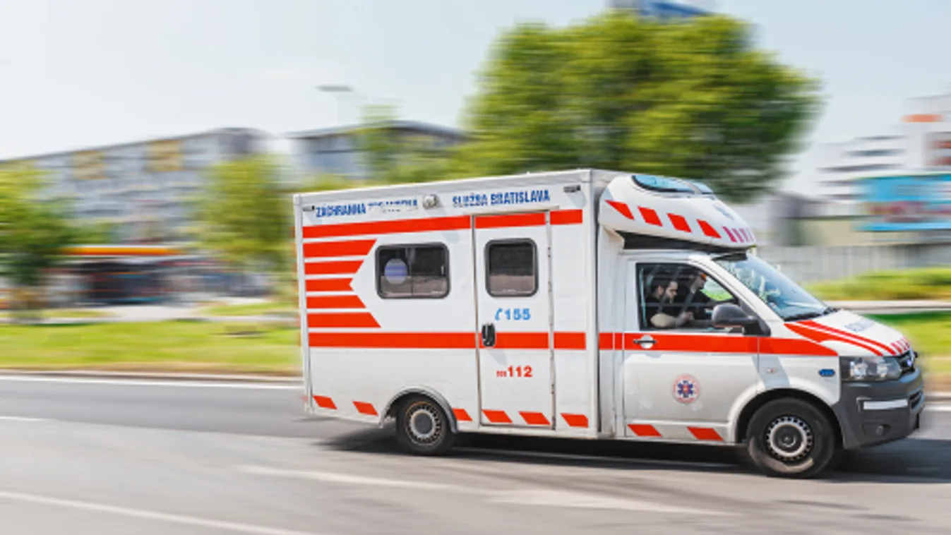 Autóbusszal ütközött Szlovákiában egy Prágából Budapestre tartó gyorsvonat, többen meghaltak