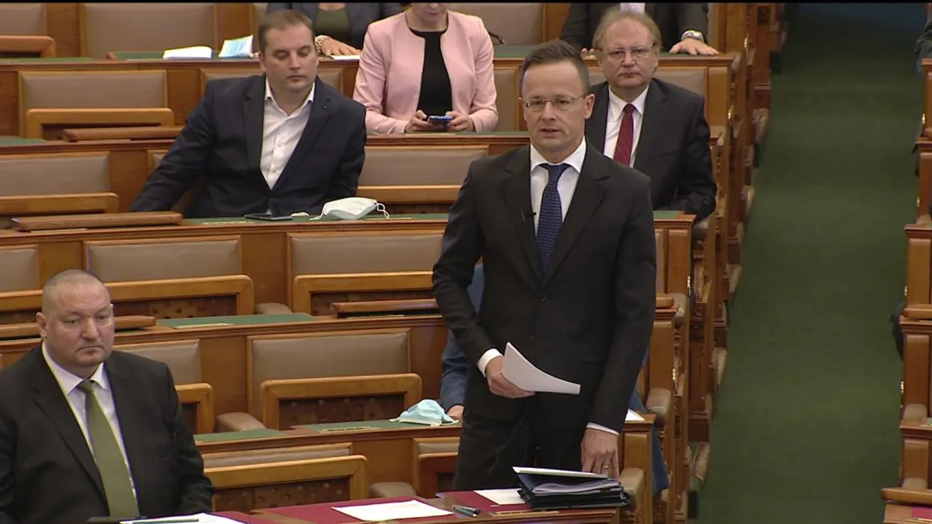 Szijjártó Péter: Eddig csaknem 73 millió maszk érkezett