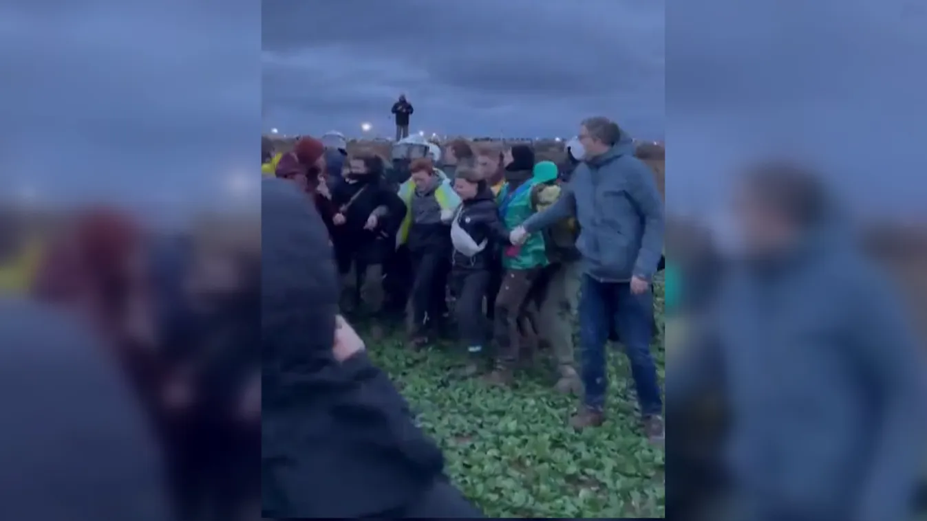 Kiemelték a tömegből Greta Thunberget és elvitték a rendőrök