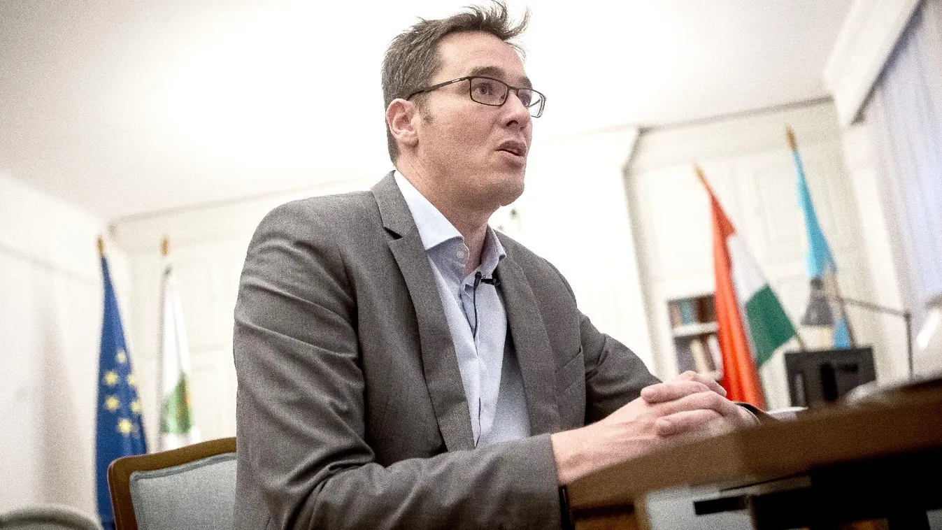 Karácsony óraszámcsökkentést és ingyenes első diplomát ígér