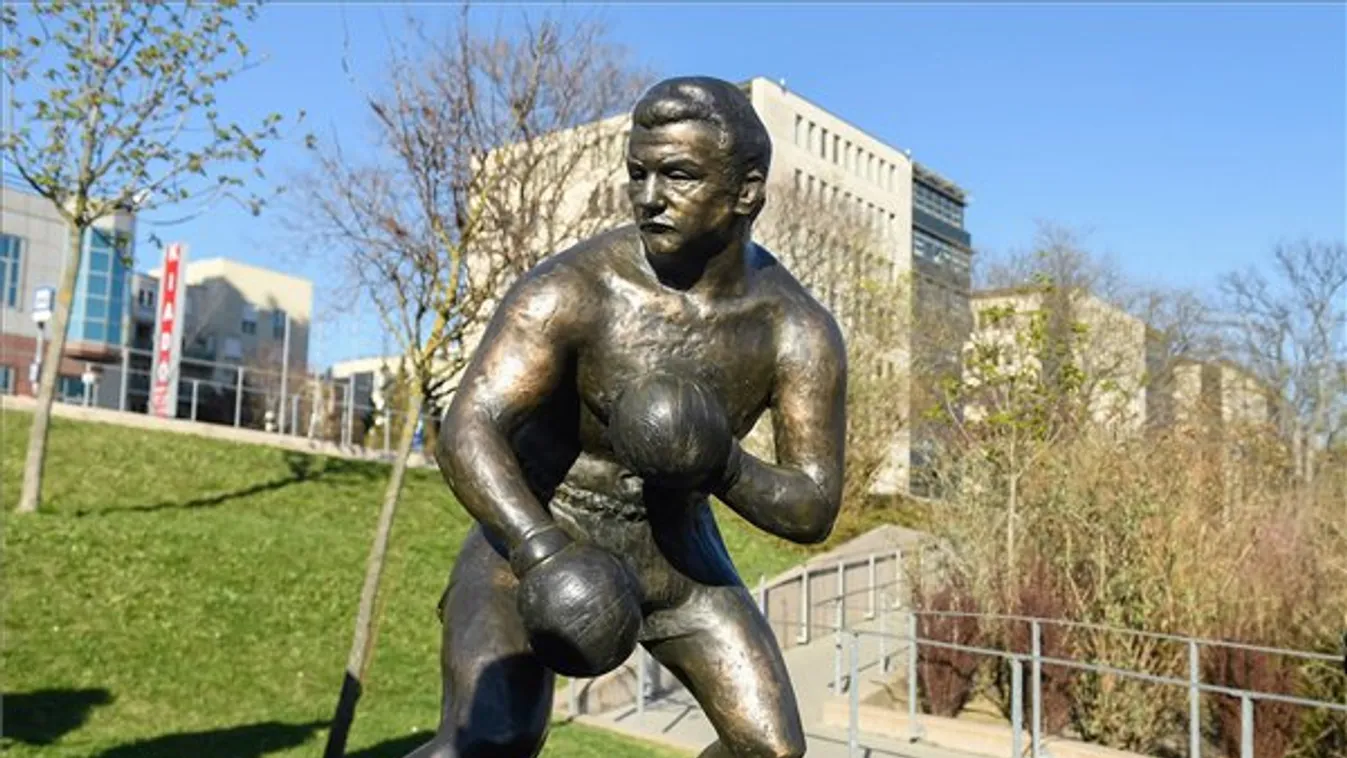 „Édes fiam, ha pofon kell, csak szólj”