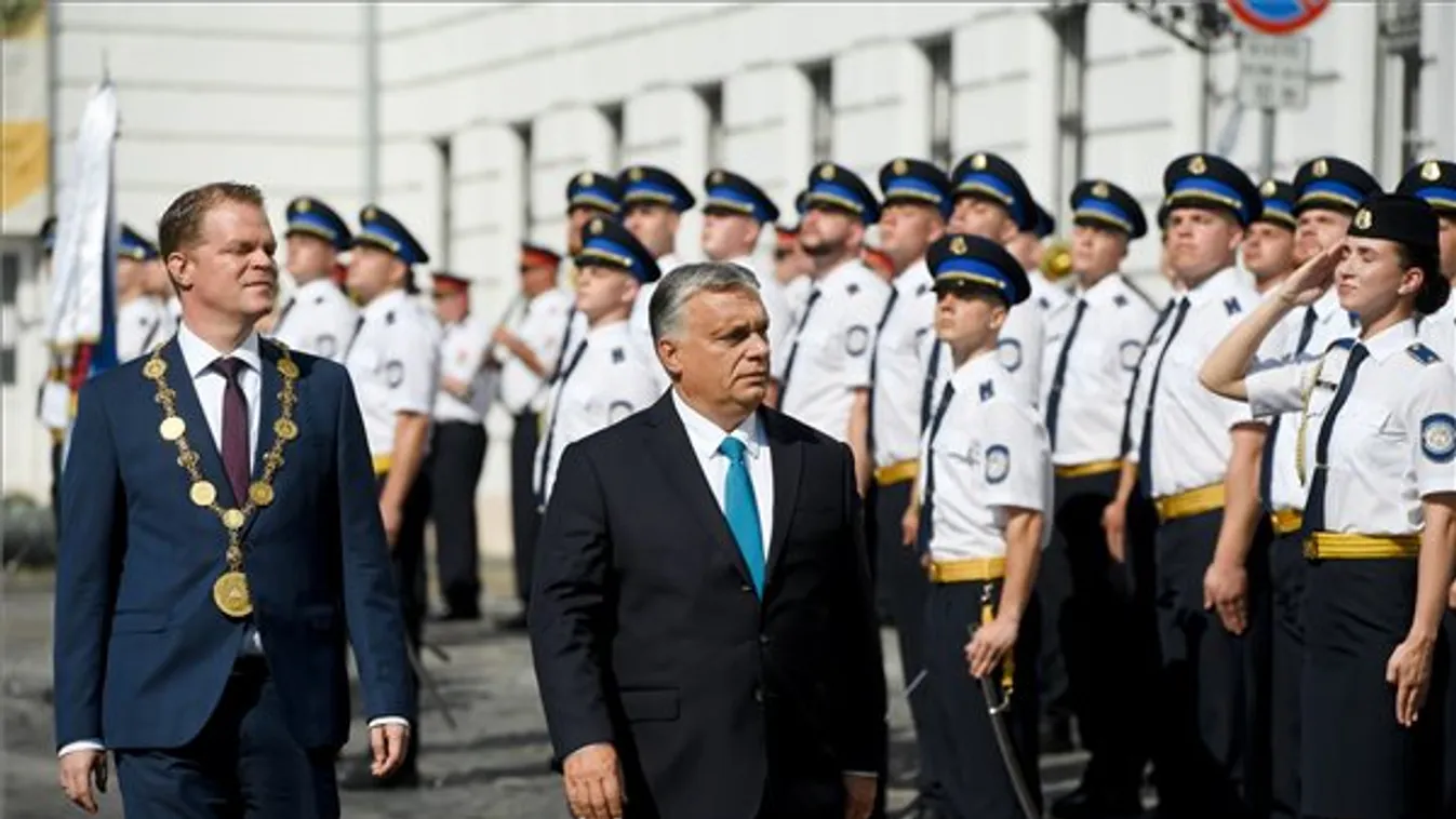 Esküt tettek a Nemzeti Közszolgálati Egyetem végzős hallgatói